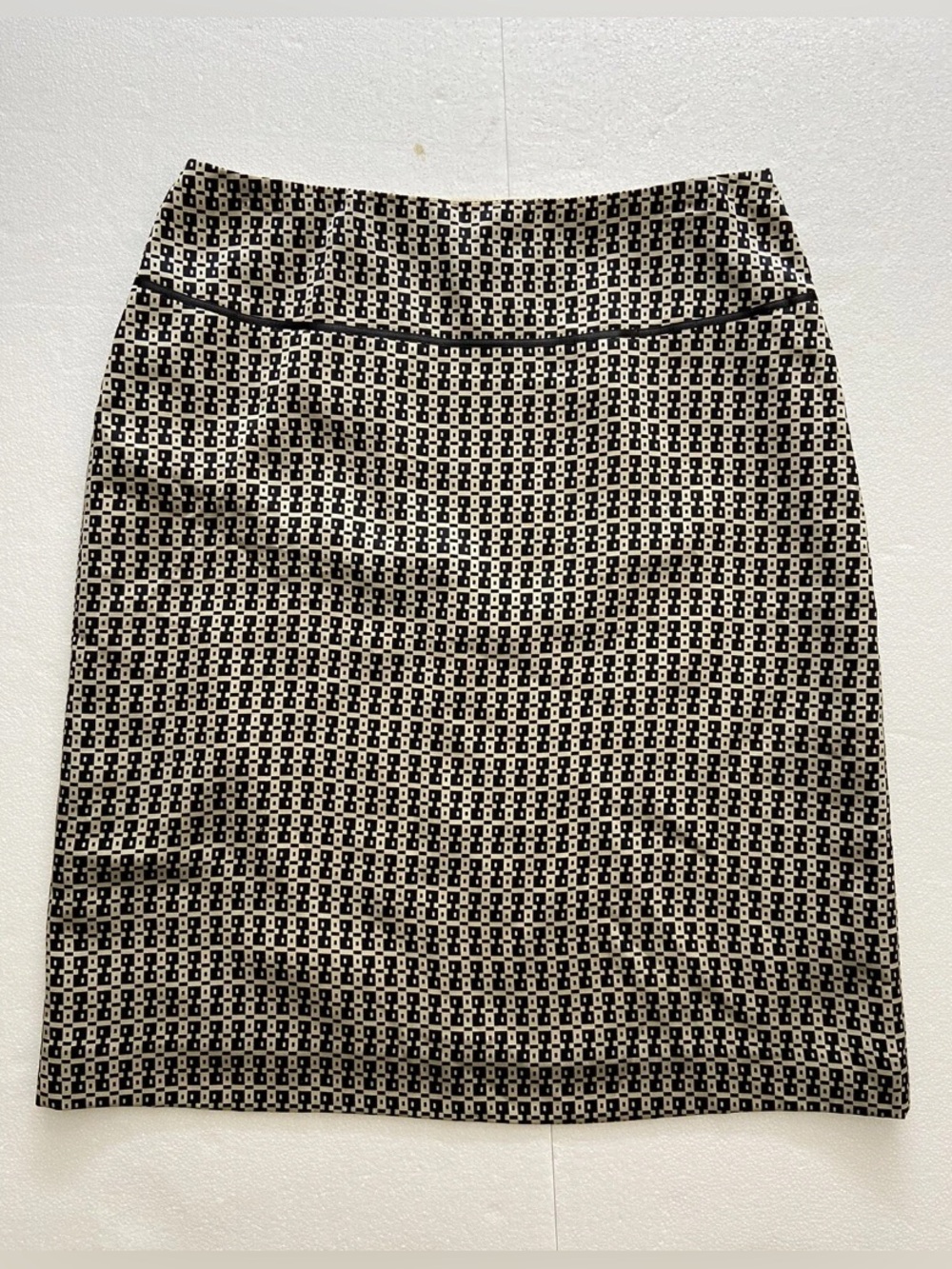 Banana Republic 100% Silk Mini Skirt, Size 8 Lined Skirt Classic Black and Cream